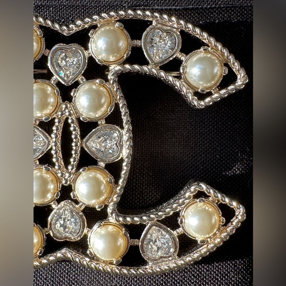 2022S CHANEL LARGE RUNWAY GOLD CC LOGO PEARLS CRYSTALS BROOCH PIN NEW - Picture 16 of 16